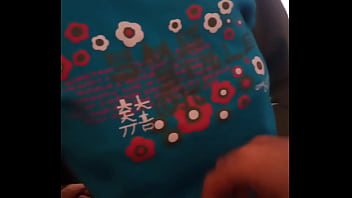 Hace gárgaras con la leche en la boca