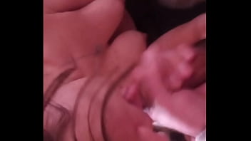 Hace gárgaras con la leche en la boca