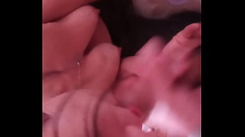 Hace gárgaras con la leche en la boca