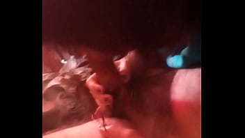 Hace gárgaras con la leche en la boca