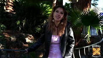 Coquette demande à être dominée par deux grosses queues