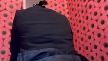 酸っぱい臭いがする仕事終わりの彼女のスーツ姿のまま、ト◯レをしていた彼女の身体をむさぼるように舐めて味わう彼氏。