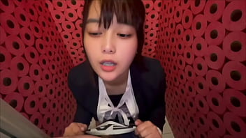 酸っぱい臭いがする仕事終わりの彼女のスーツ姿のまま、ト◯レをしていた彼女の身体をむさぼるように舐めて味わう彼氏。