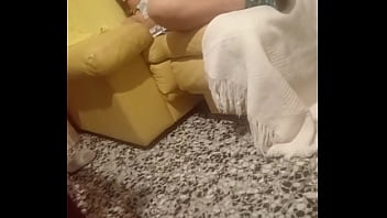 Me encontre a la conejita de pascua masturbandose y me la folle