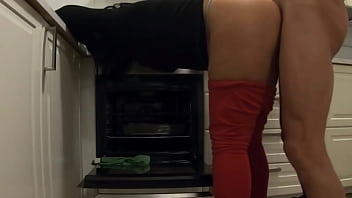 Mientras esperaba a mi novia me follé a su madrastra limpiando la cocina ella me deja hacerlo y correrse en su culo