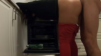 Mientras esperaba a mi novia me follé a su madrastra limpiando la cocina ella me deja hacerlo y correrse en su culo
