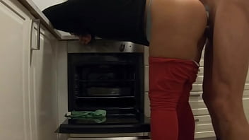 Mientras esperaba a mi novia me follé a su madrastra limpiando la cocina ella me deja hacerlo y correrse en su culo