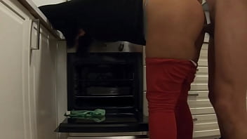 Mientras esperaba a mi novia me follé a su madrastra limpiando la cocina ella me deja hacerlo y correrse en su culo