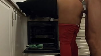 Mientras esperaba a mi novia me follé a su madrastra limpiando la cocina ella me deja hacerlo y correrse en su culo