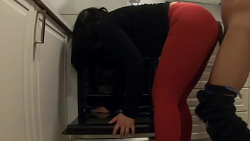 Mientras esperaba a mi novia me follé a su madrastra limpiando la cocina ella me deja hacerlo y correrse en su culo