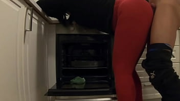Mientras esperaba a mi novia me follé a su madrastra limpiando la cocina ella me deja hacerlo y correrse en su culo