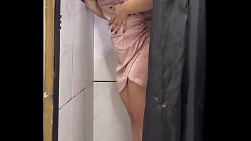 Sapatona com sua pica gigante entra sem pedir em vestuário de uma loja famosa no rio de janeiro e fode muito a cliente até ela gozar na pica dela