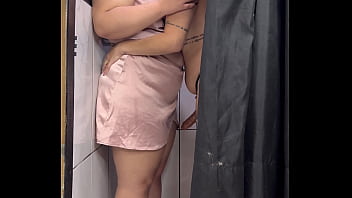 Sapatona com sua pica gigante entra sem pedir em vestuário de uma loja famosa no rio de janeiro e fode muito a cliente até ela gozar na pica dela