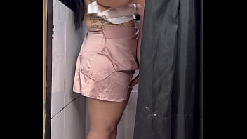 Sapatona com sua pica gigante entra sem pedir em vestuário de uma loja famosa no rio de janeiro e fode muito a cliente até ela gozar na pica dela