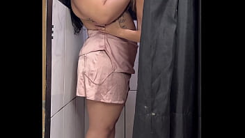 Sapatona com sua pica gigante entra sem pedir em vestuário de uma loja famosa no rio de janeiro e fode muito a cliente até ela gozar na pica dela