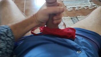 Meu marido brincando com minhas calcinhas e batendo punheta pra mim na hora que sair pra fazer um job com seguidor