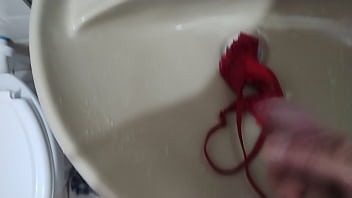 Meu marido brincando com minhas calcinhas e batendo punheta pra mim na hora que sair pra fazer um job com seguidor