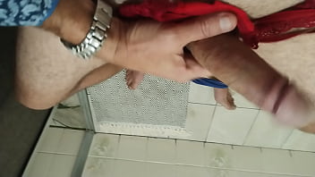 Meu marido brincando com minhas calcinhas e batendo punheta pra mim na hora que sair pra fazer um job com seguidor