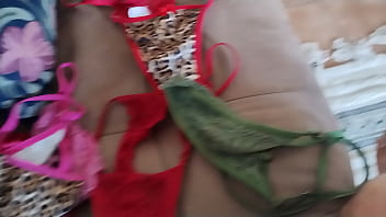 Meu marido brincando com minhas calcinhas e batendo punheta pra mim na hora que sair pra fazer um job com seguidor