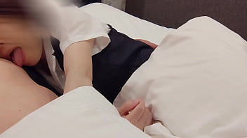 Olの制服でおチンポしごいてみたら手マンでイカされ、生でおチンポ入れられ興奮しちゃった 素人 個人撮影 中出し