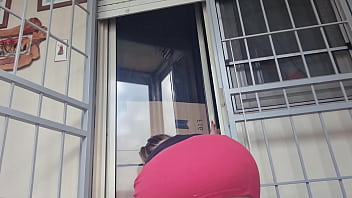 Loira putinha mostra a bunda