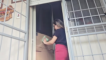 Loira putinha mostra a bunda