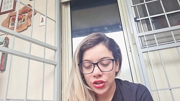 Loira putinha mostra a bunda