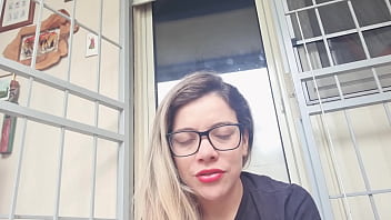 Loira putinha mostra a bunda