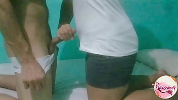 Me pidieron que cuidara a mi vecinita y aproveché para follarla