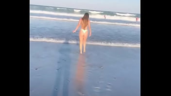 Jovem linda adora mostrar o corpinho perfeito e sexy