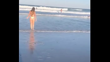 Jovem linda adora mostrar o corpinho perfeito e sexy