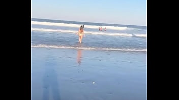 Jovem linda adora mostrar o corpinho perfeito e sexy