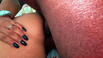 Negão roludo me arrombou não resisti aquela piroca gigante e dei buceta e cu pra ele