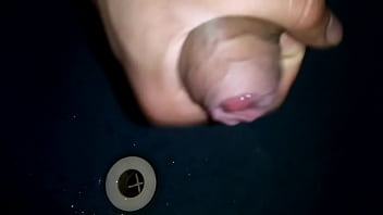 Chico caliente muestra su pene