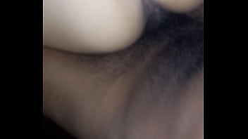 Asi descubres que tu esposa es infiel follando con tu amigo e el auto sin condon