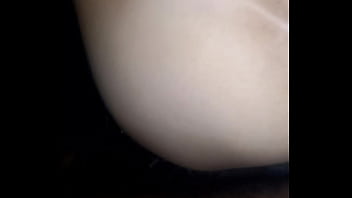 Asi descubres que tu esposa es infiel follando con tu amigo e el auto sin condon