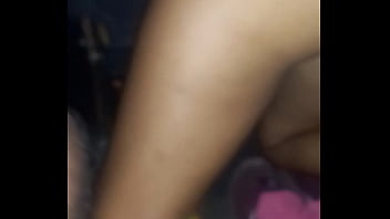 Asi descubres que tu esposa es infiel follando con tu amigo e el auto sin condon