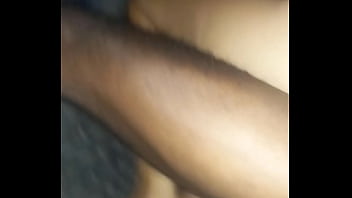 Asi descubres que tu esposa es infiel follando con tu amigo e el auto sin condon