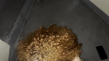 Vizinha ruiva casada disse para o marido que ia tomar um ar pelo condomínio e foi pra escada sentar na rola grossa