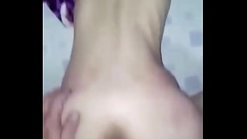 Deu uma cuspida no pau e enrabou a casada e o marido filmou