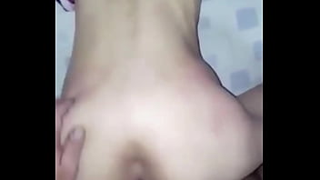 Deu uma cuspida no pau e enrabou a casada e o marido filmou