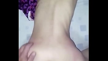 Deu uma cuspida no pau e enrabou a casada e o marido filmou