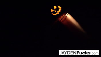 Brunete hottie fucks herself