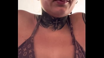 Academia treinando e toda molhadinha pelas pernas escorreu muito