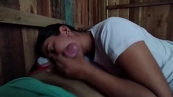 Mamada amateur al cachondo de mi suegro termina en lechita en mi boca