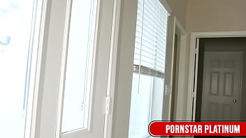 Sexy milfs dee williams & syren de mer in ubereats my pussy