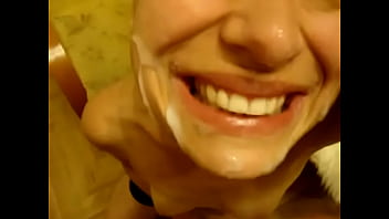 Namorada se lambuzando em porra
