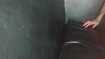 Ela é muito safada abandonou a festa só pra dar a buceta pro novinho no glory hole