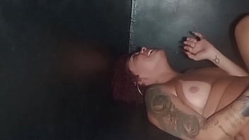 Ela é muito safada abandonou a festa só pra dar a buceta pro novinho no glory hole