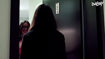 Loira e morena gostosas chupando a buceta da outra